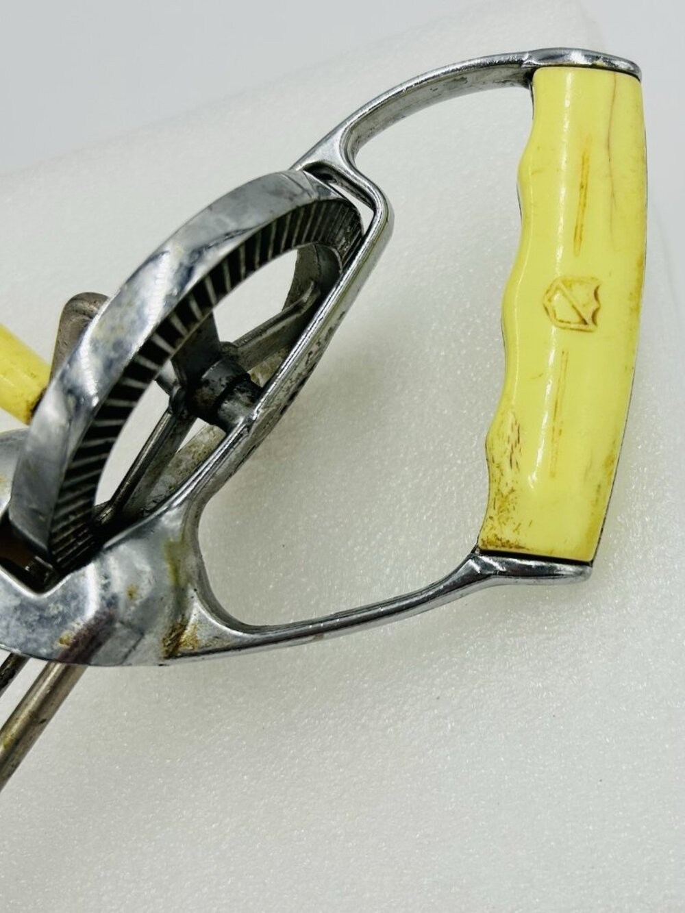 Turner & Seymour Yellow Handle 10.5" Egg Beater Hand Mixer Stainless Steel Vtg - Picture 2 of 7